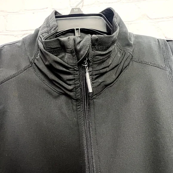 🔥2/$10 |•MONDETTA•| Black Sleeveless Jacket - Picture 3 of 5